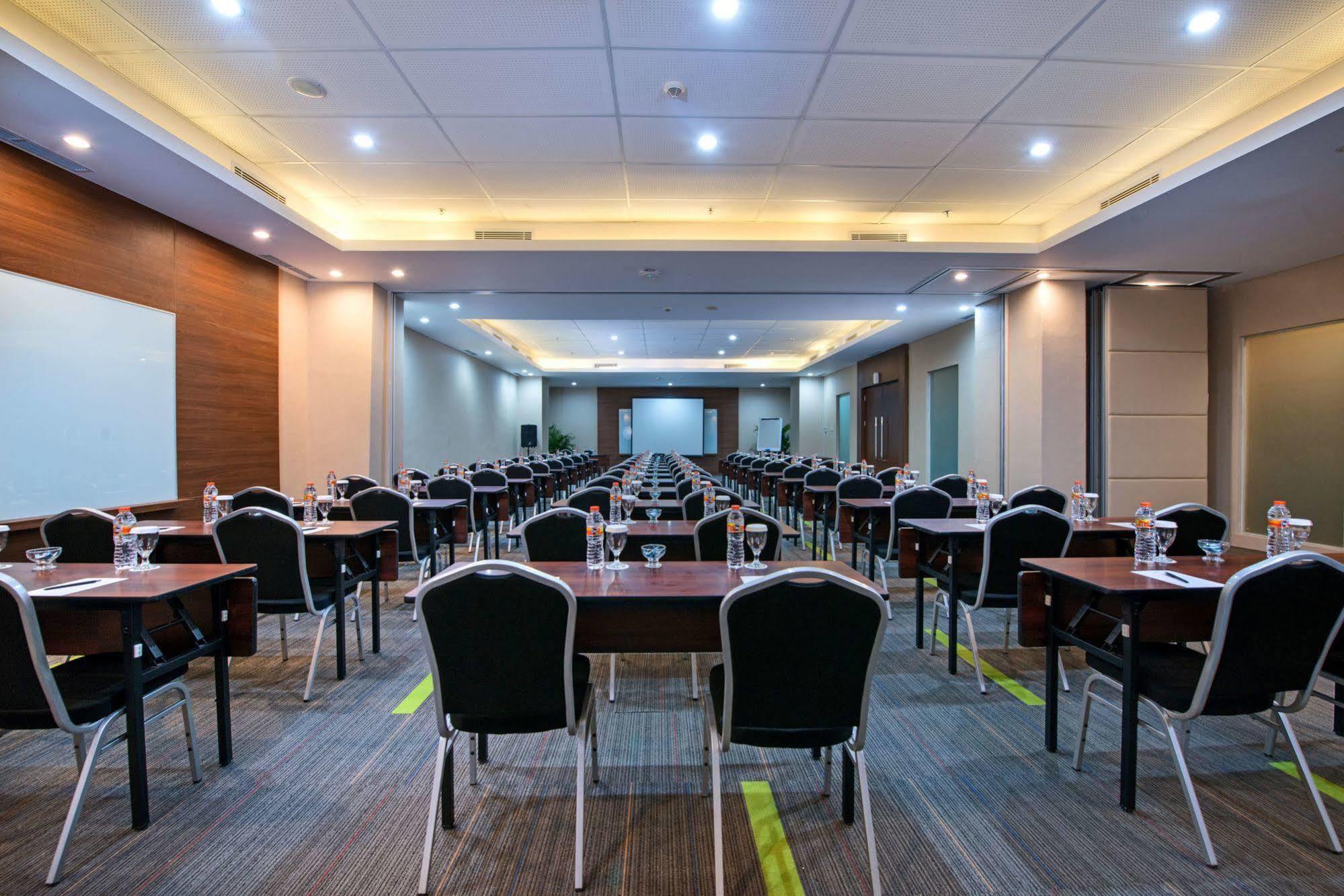Grand Whiz Poins Simatupang Jakarta Exteriör bild