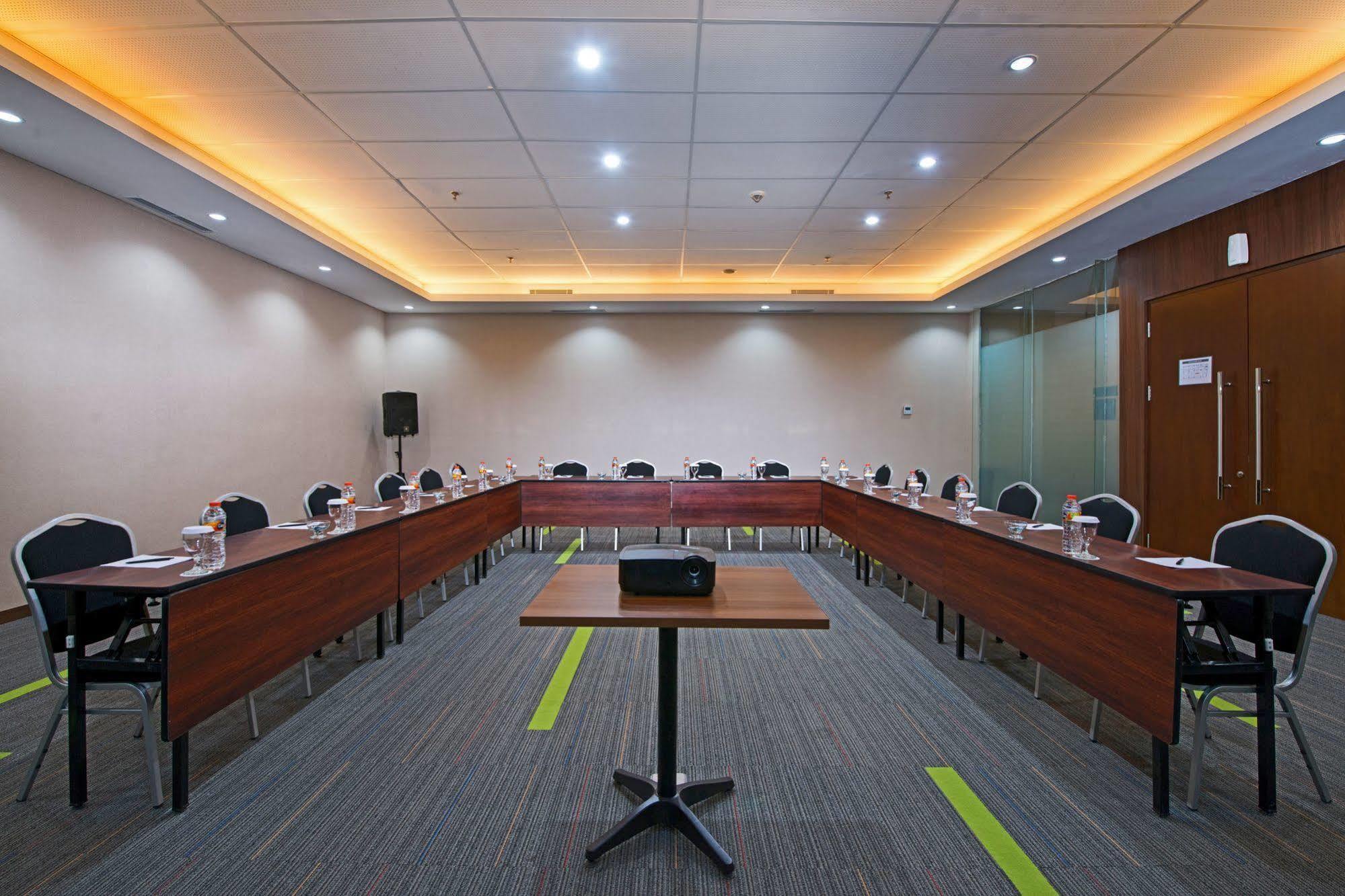 Grand Whiz Poins Simatupang Jakarta Exteriör bild